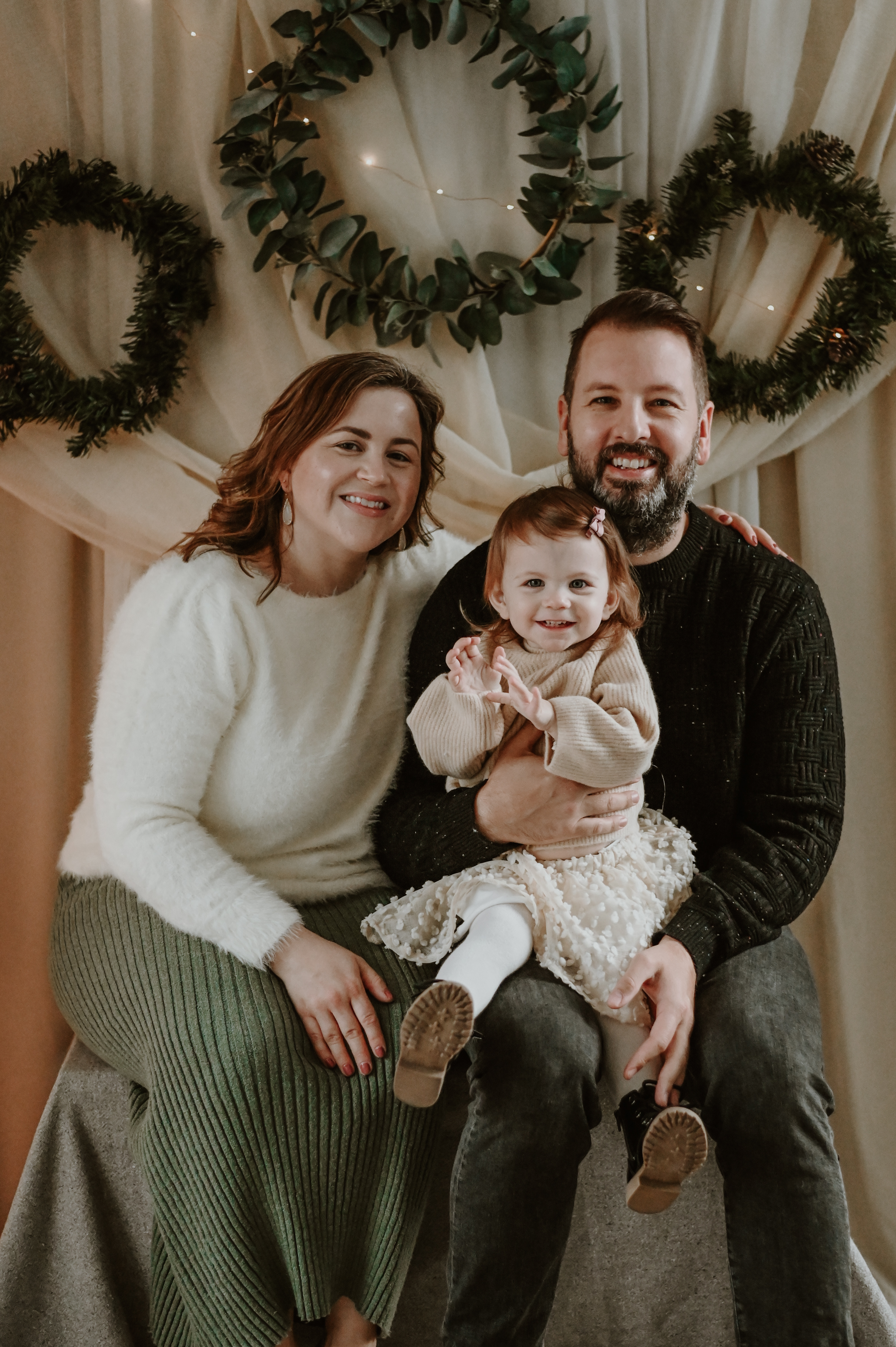 Family holiday photoshoot with toddler in the middle